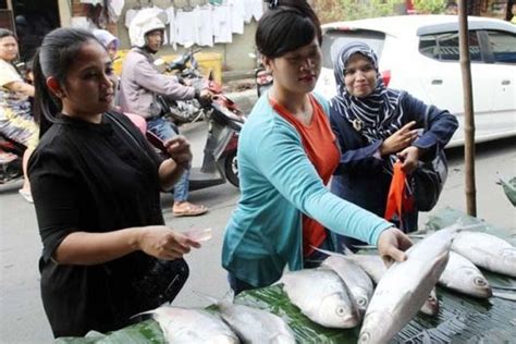 Malam Tahun Baru Penjual Ikan Dadakan Diserbu Warga