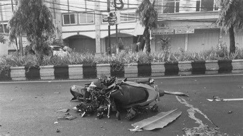 Ngeri Banget Bule Belanda Terlibat Kecelakaan Maut Tabrak Truk Fuso