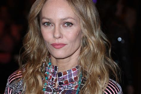 A 51 Ans Avec Sa Mise En Beauté Printanière Vanessa Paradis Illumine