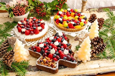 キル フェ ボンのクリスマスケーキ2020、“ツリー＆リース”をかたどった鮮やかフルーツのタルト ファッションプレス