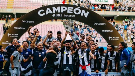 Alianza Lima Campeón Josepmir Ballón Levantó La Copa De Liga 1 Betsson Y Provocó Eufórica