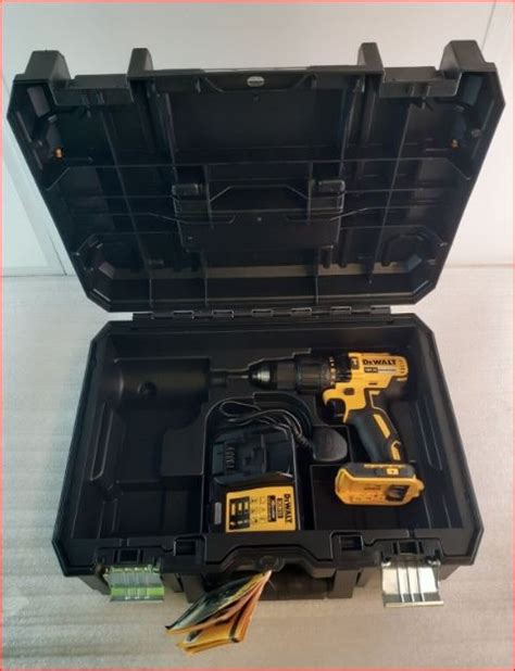 DEWALT 18V XR Brushless Compact Drill Driver DCD778 Battery Charger