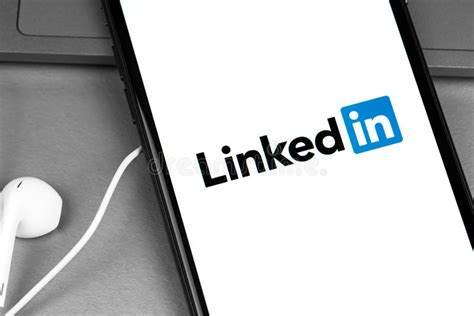 Logotipo De Aplicación Móvil Linkedin En El Smartphone De Pantalla