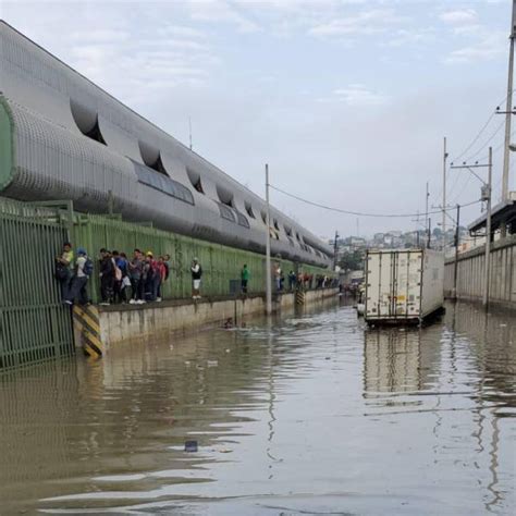 Una Lluvia De Mediana Intensidad Deja Calles Inundadas Y Un Rbol Ca Do