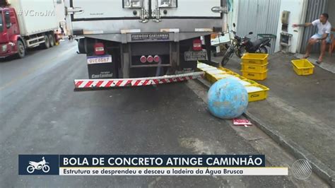 Sinalização de concreto danifica caminhões e carros após ser atingida