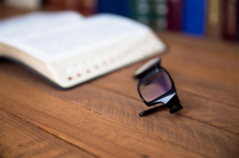 Libros Con Gafas Foto Premium