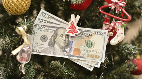 Christmas Bonus: What Is a Typical Bonus? | GOBankingRates