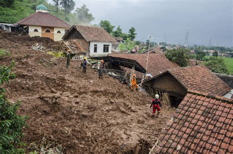 26 Missing At Least 13 Dead In Indonesia Landslides The Columbian