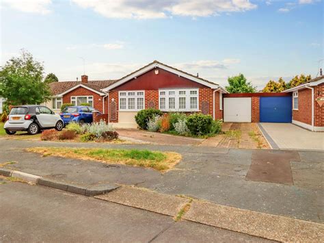 3 Bed Detached Bungalow For Sale In Reeds Way Wickford Ss12 £425000