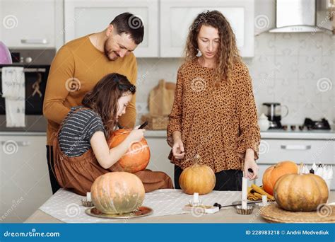 Feliz Padre De La Familia Y Su Hija Se Preparan Para Halloween