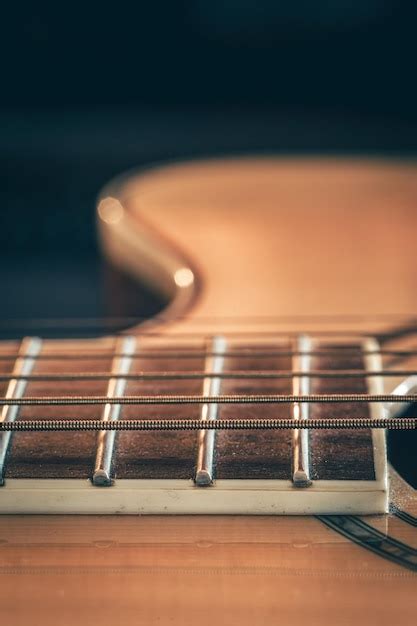 Cuerdas en una macro de guitarra acústica clásica Foto Premium