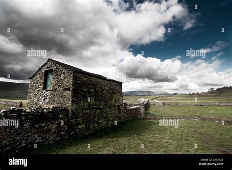 A Stone Barn In The Yorkshire Dales Stock Photo Alamy