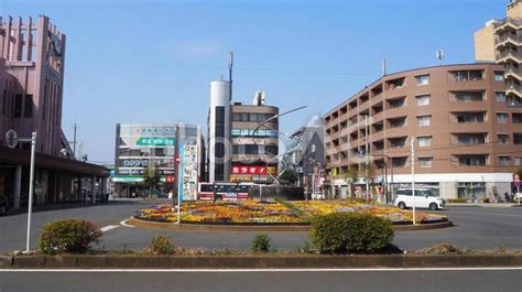 羽村駅と東口の駅前の風景（東京都羽村市） No 23700910｜写真素材なら「写真ac」無料（フリー）ダウンロードok