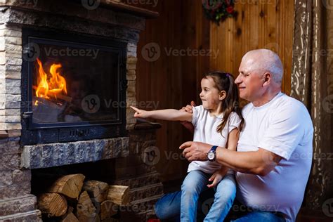 grand père et petite fille jouant grand père et petite fille cheminée