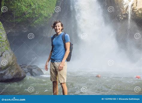 Viajero Del Hombre En Un Fondo De La Cascada Concepto Del Turismo Ecol