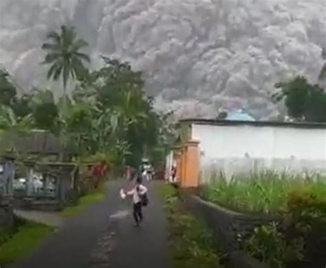 La Erupción Del Volcán Semeru Deja Cientos De Evacuados En Java Oriental Internacional