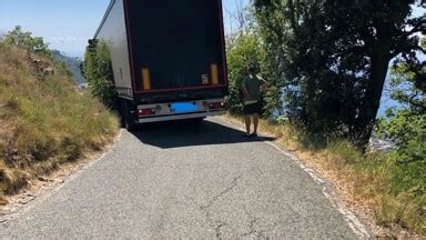 Tir Incastrato Sulla Strada Tra Cogorno E Lavagna Intervento Dei