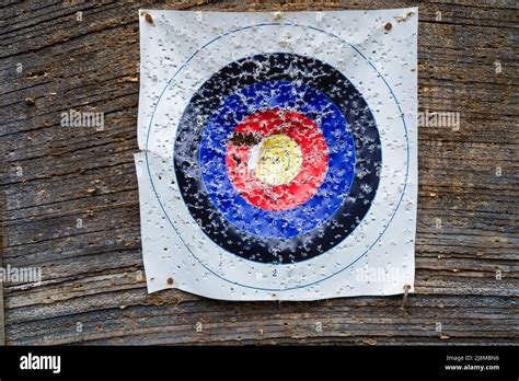 Primo Piano Di Un Tiro Con L Arco Di Carta Bersaglio Con Molti Fori