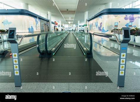 Un Travelator Dentro De La Terminal Del Aeropuerto De Incheon En Se L