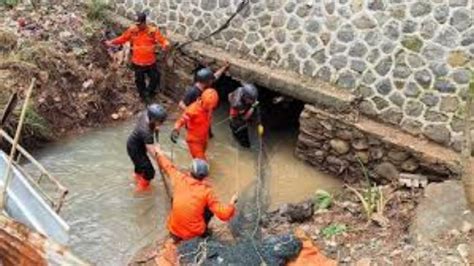 Jalan Terputus Akibat Longsor Di Gunung Geulis 24 Orang Mengungsi