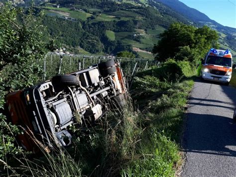 Klausen Lkw Von Der Stra E Abgekommen S Dtirol News