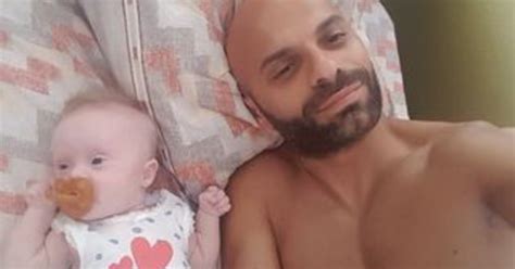 Hombre abiertamente gay adoptó a una recién nacida abandonada por tener síndrome de down