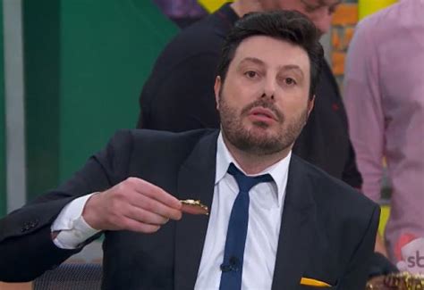 SBT TV Danilo Gentili Experimenta Carne Ouro No Palco Do The Noite