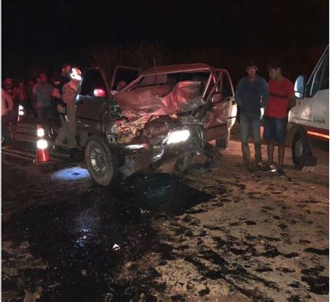 Motorista invade contramão e bate em carro após desviar de capivara em