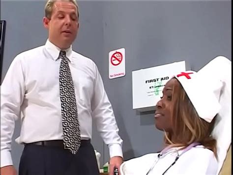 Enfermera de ébano caliente le da oral a un médico y luego la folla XVIDEOS