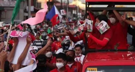 Leni Robredo Supporters in Negros Throw Flyers at Bongbong Marcos