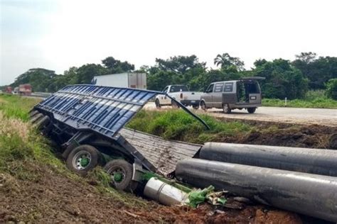 Conductor Muere Tras Ser Aplastado Por Tubos Que Transporta En