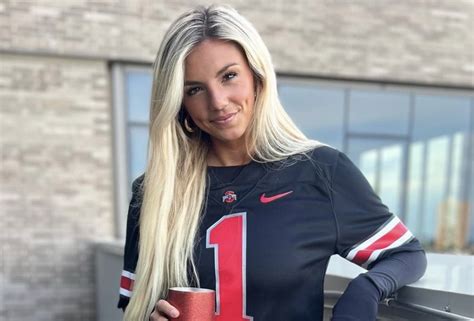 Photos Of Nfl Reporter Annie Agar Who Just Curved Tyreek Hill For