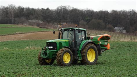 Rozsiewanie nawozów na rzepak i zbożaJohnDeere 6920 Amazone ZA M