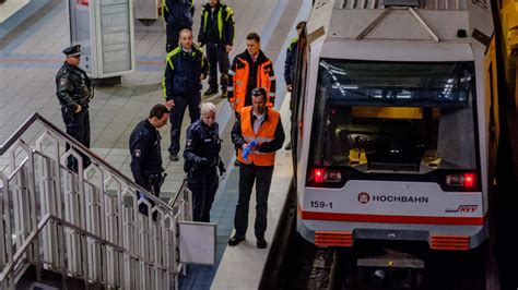 Mann F Llt Auf U Bahn Gleise Und Verletzt Sich Schwer