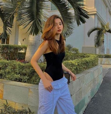 Đu trend vạch áo trên TikTok hot girl Sài thành gây xôn xao Báo Tri thức Cuộc sống