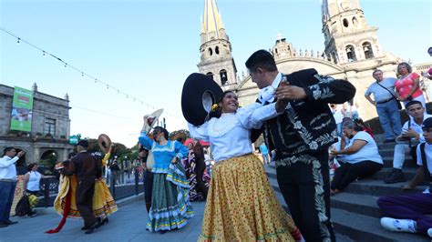 Celebran Fiestas Patrias con flahsmob típico en el corazón Guadalajara