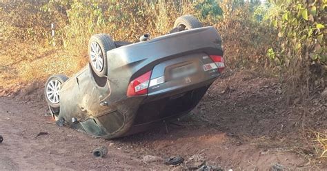 G1 Carros capotam após colisão em estrada rural de Rolim de Moura RO