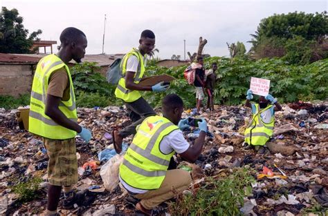 L Autoproclam Boueur Du B Nin S Attaque Aux D Chets Plastiques