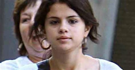 Photos Selena Gomez A Peut Tre Une Extinction De Voix Mais Elle Ne