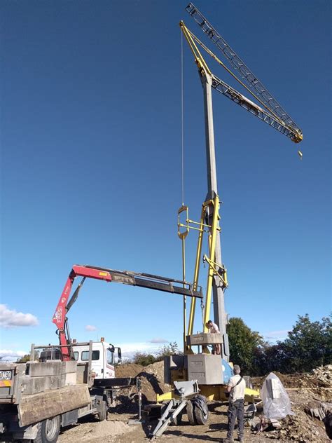 Montage d une grue sur un chantier à Lacrost Faivre Maçonnerie