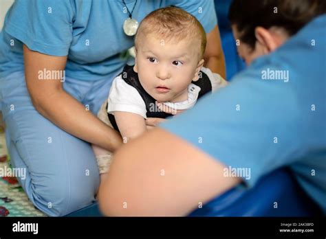 Retrato De Un Niño Con Parálisis Cerebral En La Fisioterapia En El Centro De Terapia De Niños