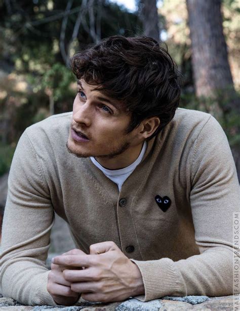 Daniel Sharman Se Viste De Looks Minimal Para Daman Magazine