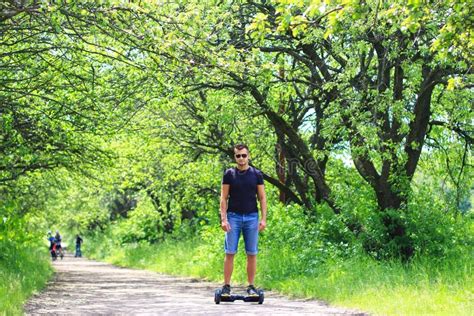 Man Som Utomhus Rider En Elektrisk Sparkcykel Fotografering för