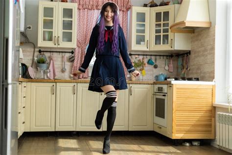 Jeune Brunette En Uniforme D écolière Japonaise Image stock Image du musique asiatique