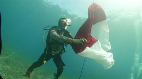 Merdeka Bendera Merah Putih Berkibar Di Dasar Laut Lombok Mamuju