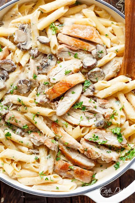 Chicken Fettuccine Alfredo With Garlic Bread