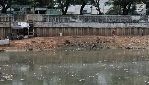 Foto Sampah Penuhi Aliran Kanal Banjir Barat Foto