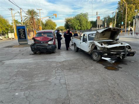 Aparatoso choque en Santa Lucía por una mala maniobra impactó de lleno