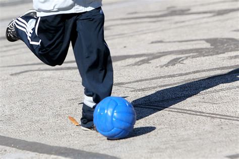 I ragazzini giocano a pallone in strada ma c è il divieto ai genitori