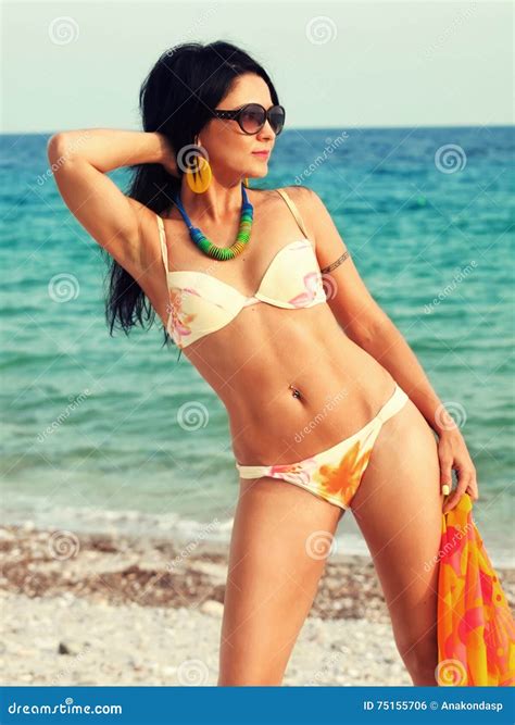 Femme Dans Le Bikini Et Pareo Au Fond De Mer Photo Stock Image Du Orange Fond 75155706